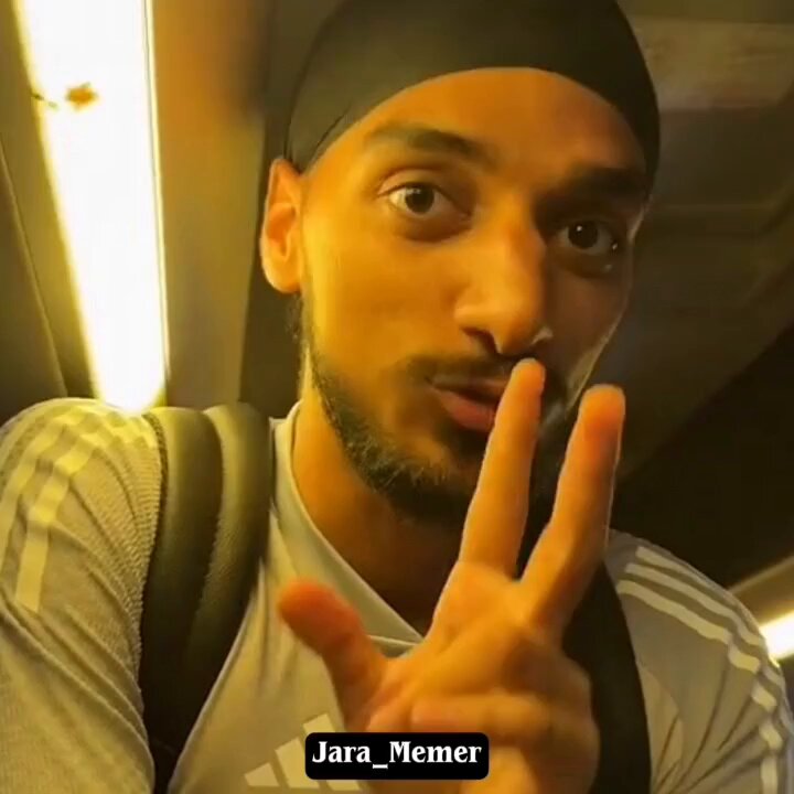Arshdeep Singh warned those who 𝗮𝗯𝘂𝘀𝗲𝗱 𝗵𝗶𝗺 𝗶𝗻 𝘁𝗵𝗲 𝗳𝗶𝗿𝘀𝘁 𝟮 𝗼𝘃𝗲𝗿𝘀 😂 After taking a FIFER in the 5th T20 against New Zealand, he was seen enjoying and having fun 😄🔥