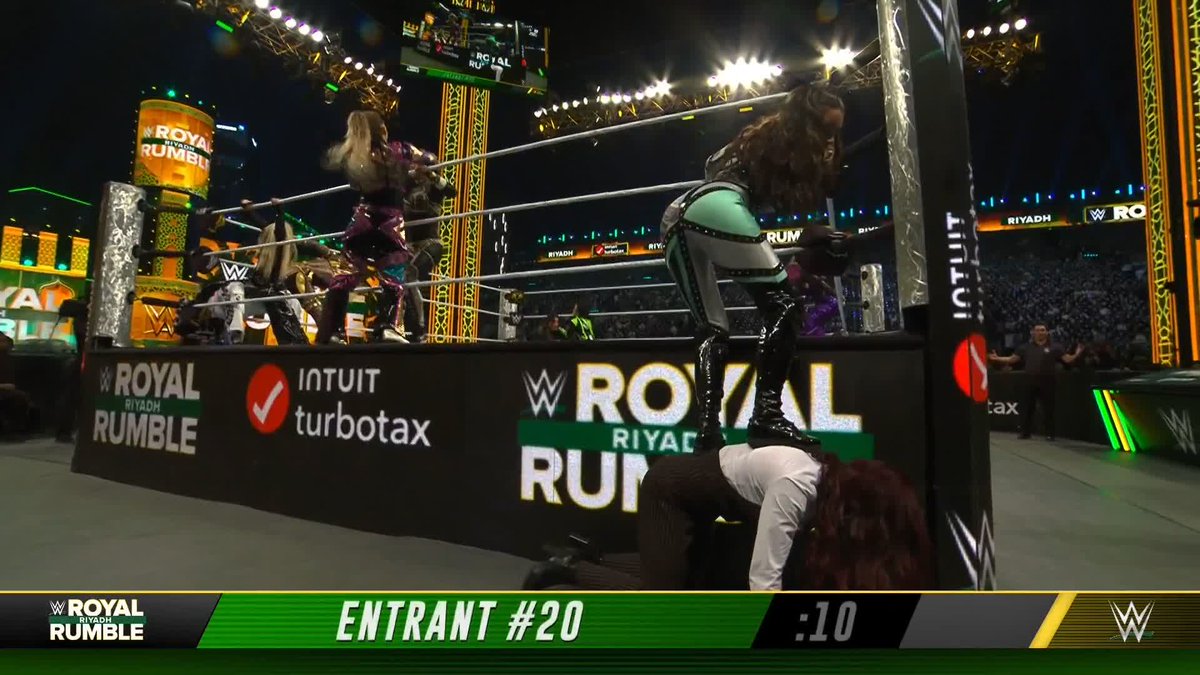 Good save, @wwe_alba! 🙌 CHELSEA GREEN