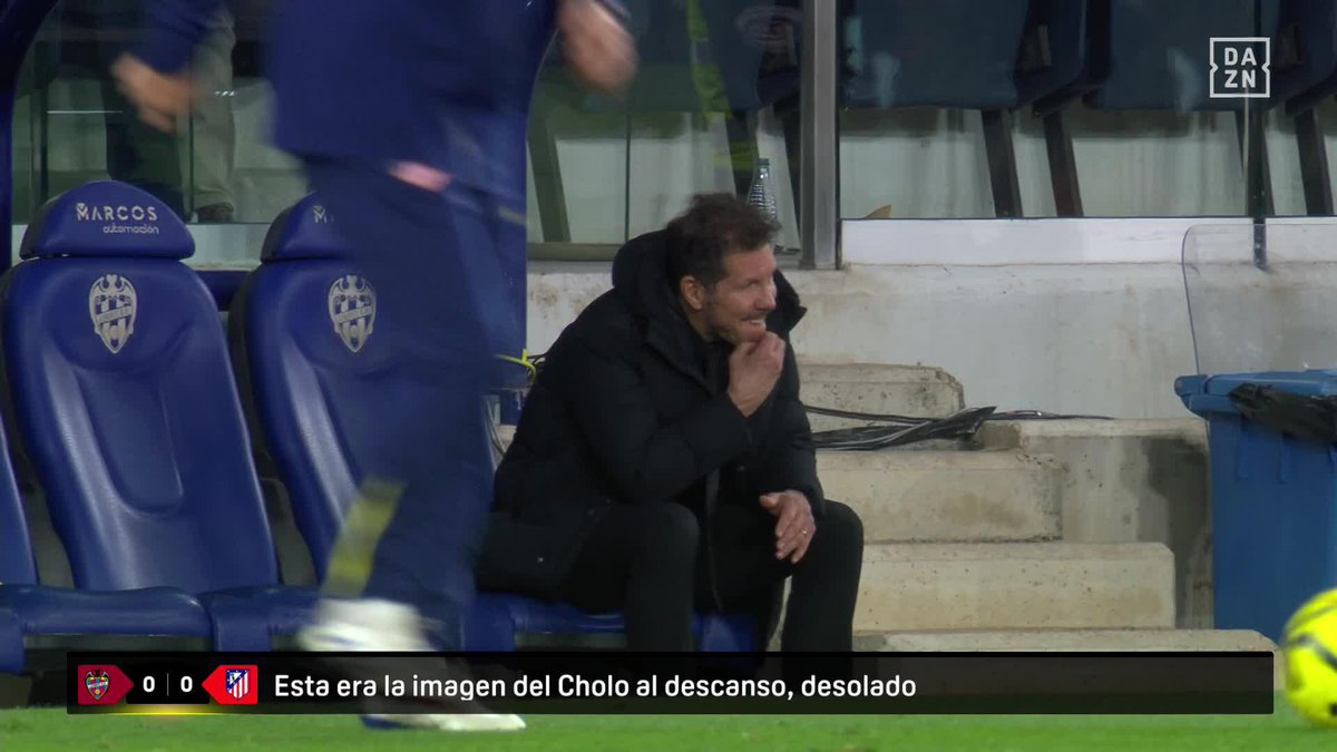 Me revienta ver esta imagen, estรก completamente desolado viendo la basura de plantilla que tiene y la actitud de muchos de sus jugadores, en el prรณximo partido los pitos al palco, desagradecidos. Tรบ con nosotros, nosotros contigo Diego Pablo.