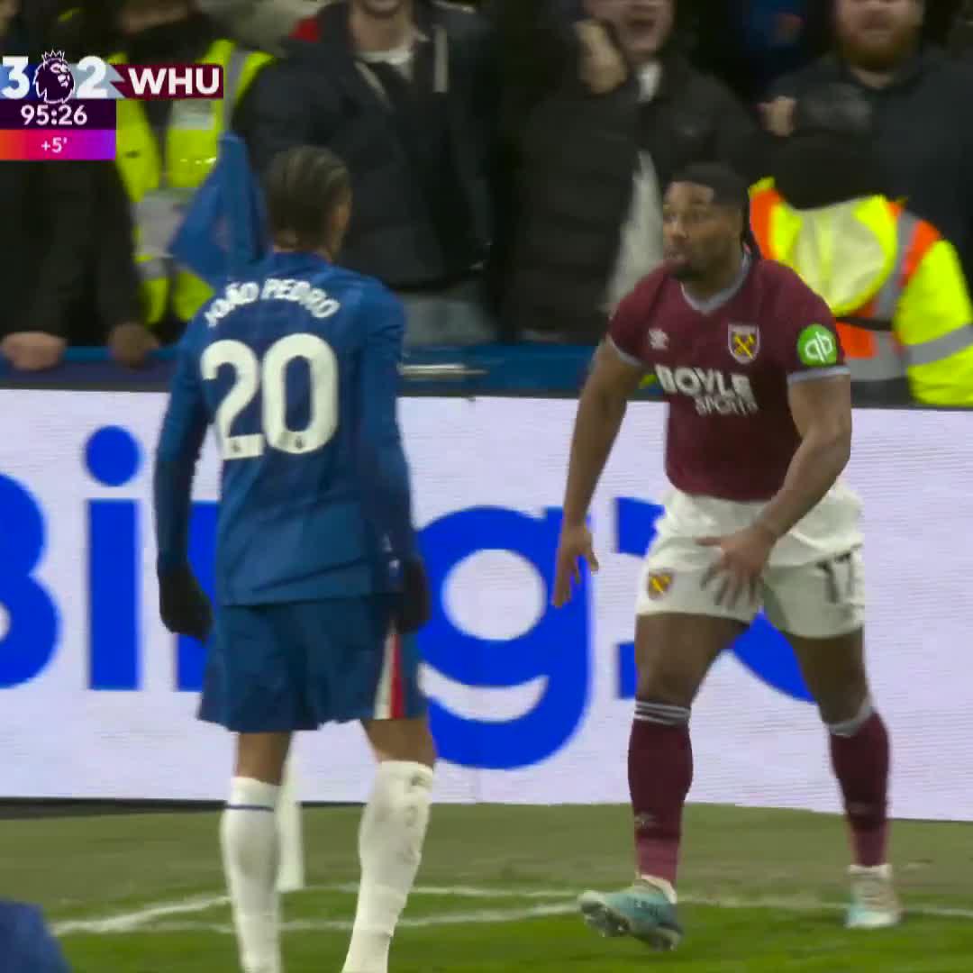 Prát se s Adamou Traorém? 👊 To není úplně dobrý nápad...💪😀 Nakonec to však byl Jean-Clair Todibo, kdo si v závěrečné bitce na Stamford Bridge vysloužil červenou kartu. 🟥 #CHEWHU – 3:2