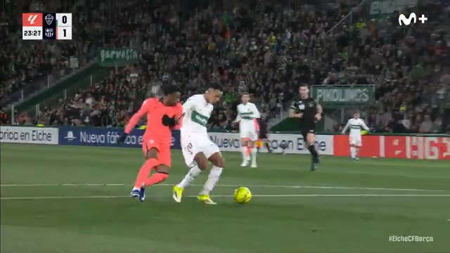 Pidió penalti el Elche por esta acción entre Balde y Álvaro Rodríguez. #LALIGAEASPORTS #LaCasaDelFútbol