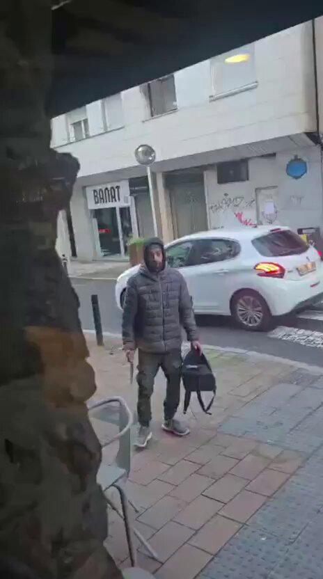 Un magrebí amenaza a plena luz del día en Donosti a dos mujeres con un cuchillo de grandes dimensiones. Están sueltos por nuestras calles, armados y amenazando a mujeres. Es el día a día en las ciudades de nuestro país.