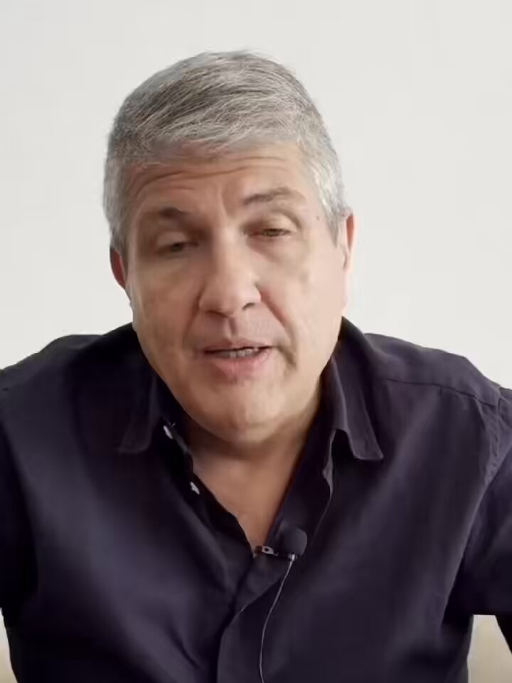 Éste tipo está muy enfermo. Alguien lo tiene que llevar a un psicólogo.