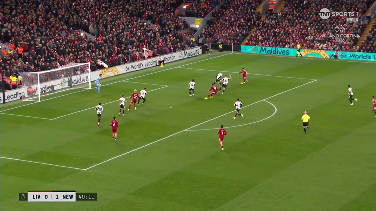 Liverpool respond instantly! Florian Wirtz dances through a crowd of defenders to find Hugo Ekitike 🪄 TNT Sports &amp; discovery+ UK