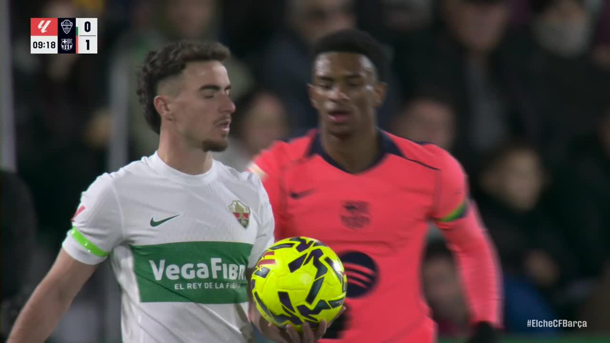 Frenkie de Jong with a beautiful skill and assist to Ferran Torres 🔥