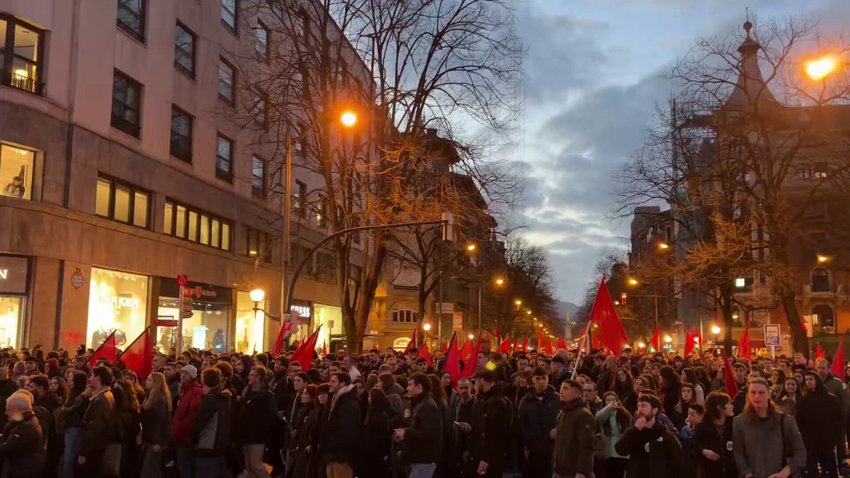 #Euskadi - Thousands of people took to the streets in Bilbao with red flags to protest against fascism and imperialism. (Video: Rana Ayyub)