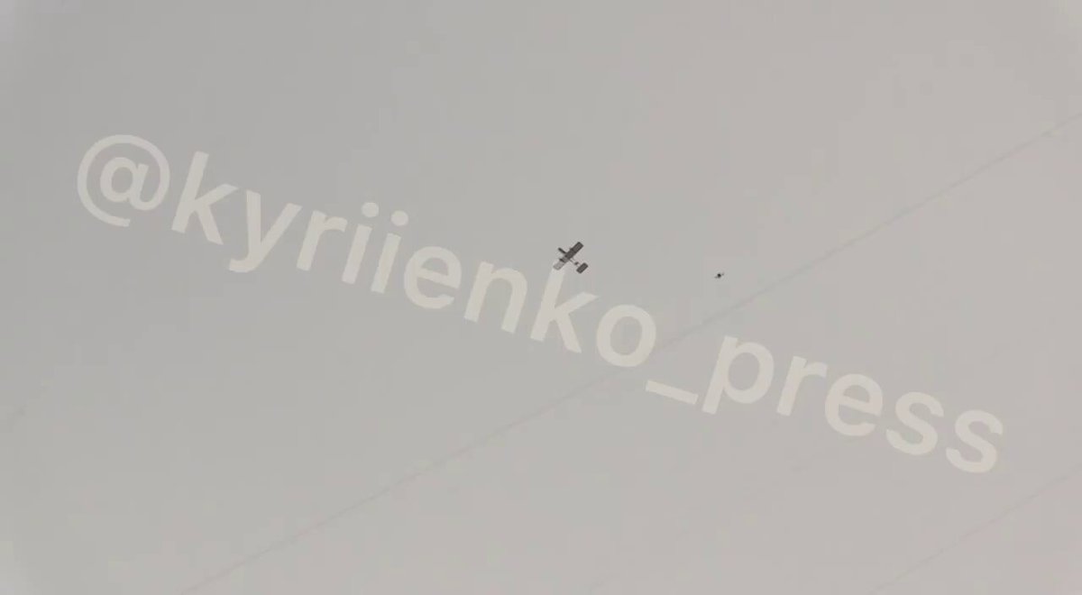 [ 🇺🇦 UKRAINE | 🇷🇺 RUSSIE ] 🔸 Vidéo d’un drone FPV intercepteur ukrainien abattant un drone kamikaze russe « Molniya » dans la direction de Pokrovsk.
