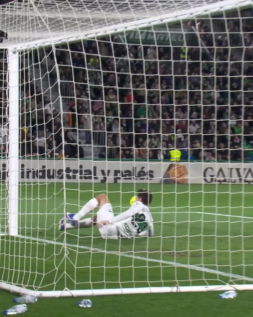 ¡LA SALVADA BAJO PALOS DE VÍCTOR CHUST! ⚔️ ElcheCFBarça | LALIGAHighlights