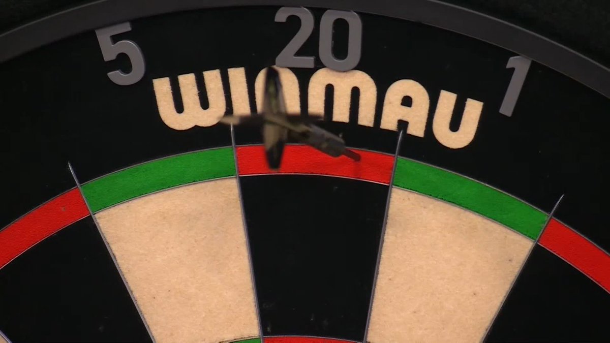 LITTLER LEADS! Fairly subdued start from Luke Littler, who wraps up the opening set with a mere 116 average! 😂 📺 #WinmauWorldMasters | R2