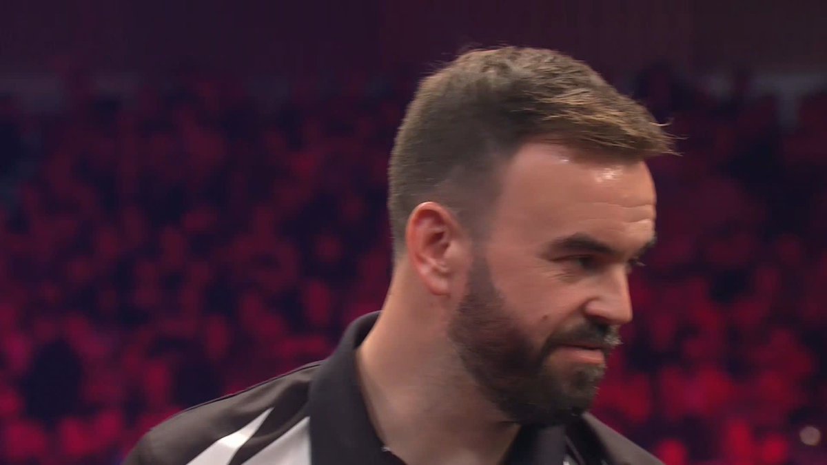 OUTRAGEOUS DARTS! This is getting a little bit silly! 🤯 Luke Littler lands another 11-darter to race into a three-set lead with a 117 average! Ross Smith's face says it all! 😂 #WinmauWorldMasters | R2