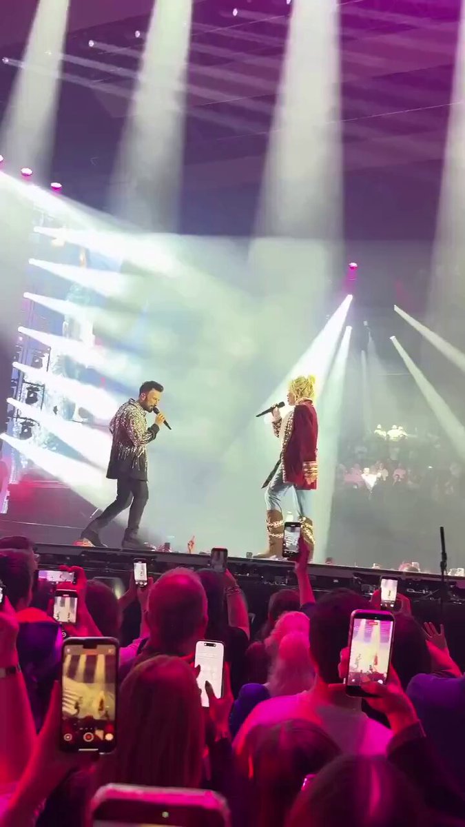 Tarkan ve Ajda Pekkan, sahnede ikonik olan ‘Yakar Geçerim’ şarkısını seslendirdi.