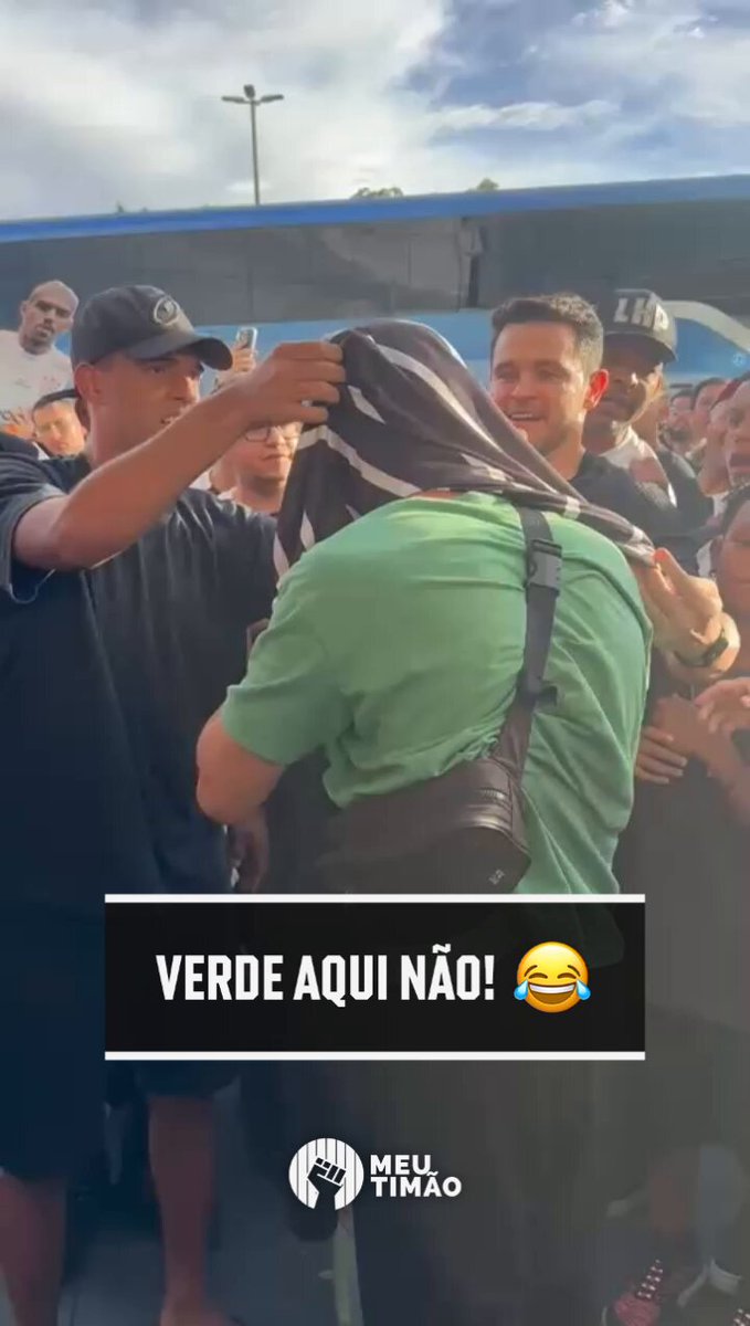 Tinha um cara com uma CAMISA VERDE no meio da concentração da torcida do Corinthians. Resultado? A torcida do Timão deu uma camisa do Corinthians pra ele! 🎥 Victor Gomes, Alê Gimenes &amp; Matheus Pogiolli / Meu Timão