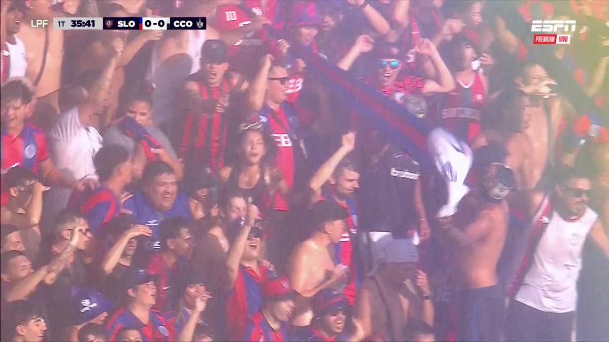 Nada como ver una popular saltando mientras los bomberos les tiran agua El fútbol que nos gusta.