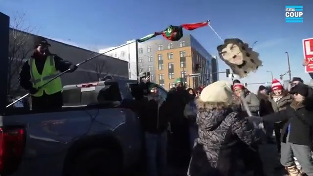 🚨Minneapolis ICE protesters take swings at a Kristi Noem piñata during ICE OUT protests. LIVE NOW ⬇️