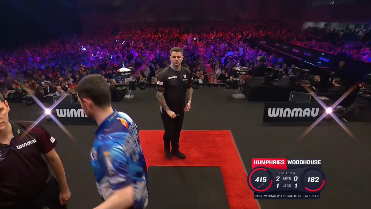 WOODHOUSE BACK IN IT! What a riposte from Luke Woodhouse! Woody halves the deficit with an 11-dart break to triumph in a third set decider! 📺 #WinmauWorldMasters | R2