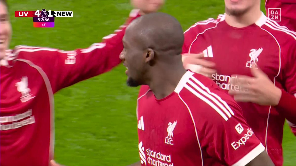 La dedicatoria más especial en Anfield 🤍 Konaté anotó y se acordó de su padre, recientemente fallecido, arropado por todo el equipo ❤️🩹 #PremierLeagueDAZN ⚽🏴