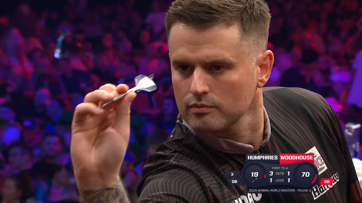 WOODHOUSE STAYS ALIVE! Luke Woodhouse is refusing to relent! Humphries misses a dart at double 19 for a 4-1 victory, and Woodhouse takes full advantage to cut the gap to 3-2! 📺 #WinmauWorldMasters | R2
