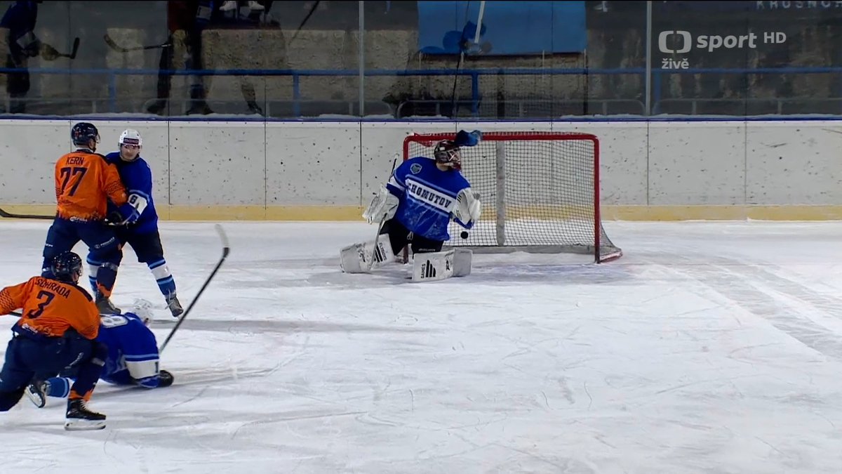 Hokejová kuriozita na dobrou noc. ✨ V utkání Chomutov – Litoměřice 🏒 hosté oslavovali vyrovnání na 2:2, ale po zásahu videorozhodčího se ukázalo, že v brance neskončil puk, ale bambule domácího gólmana Pavla Jekela. 😀 Více 👉