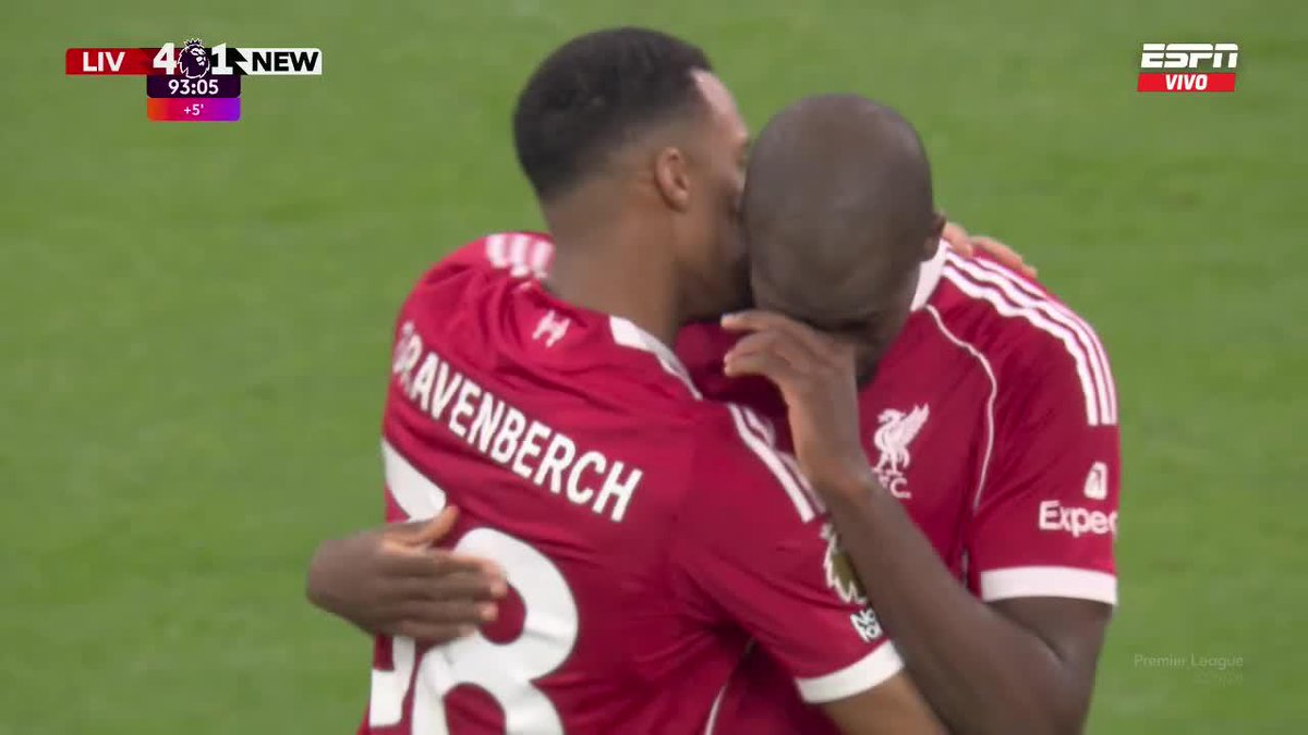 EMOCIÓN TOTAL: Konate volvió a jugar luego del fallecimiento de su padre, aprovechó el error de Pope y marcó el 4-1 final de Liverpool vs. Newcastle. No pudo contener sus lágrimas... 📺 Mirá la Premier League por #DisneyPlus Plan Premium