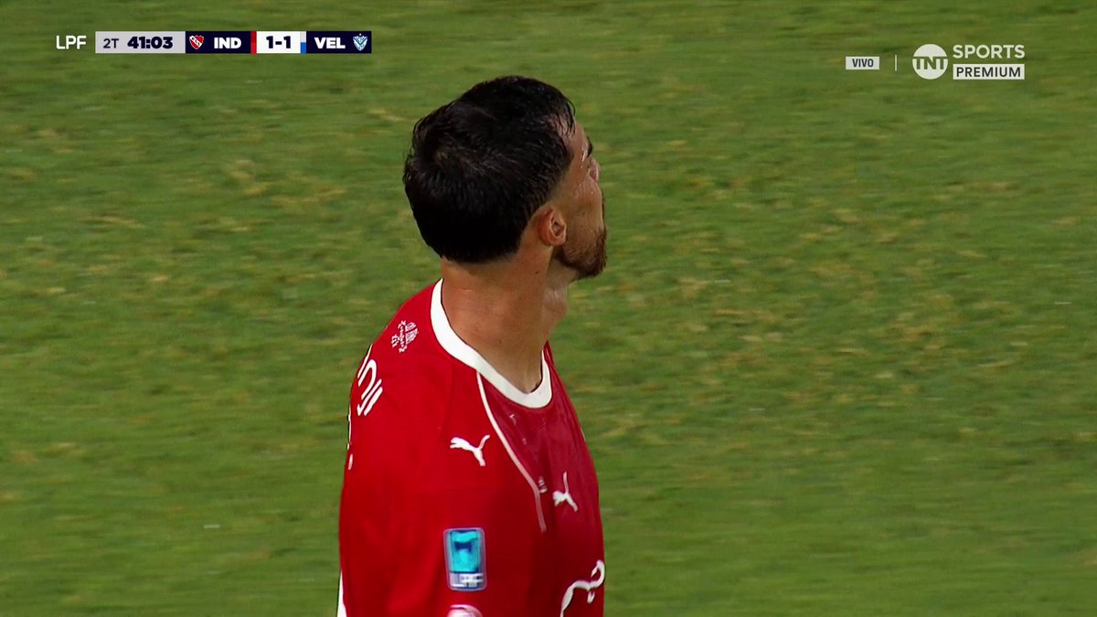 Esta es la típica jugada que un 9 de JERARQUÍA te la manda a guardar. Avalos no es goleador y le cuesta horrores.