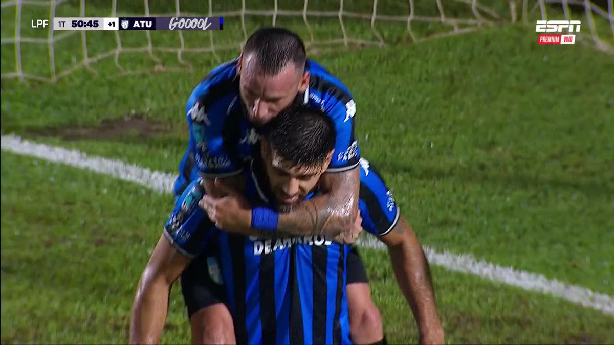 ¡GOLPEÓ EN EL MOMENTO JUSTO! En la última jugada del primer tiempo, el Loco Díaz ejecutó con potencia y anotó el 1-0 de Atlético Tucumán ante Huracán. 📺 ESPN Premium | Suscribite al Pack Fútbol en