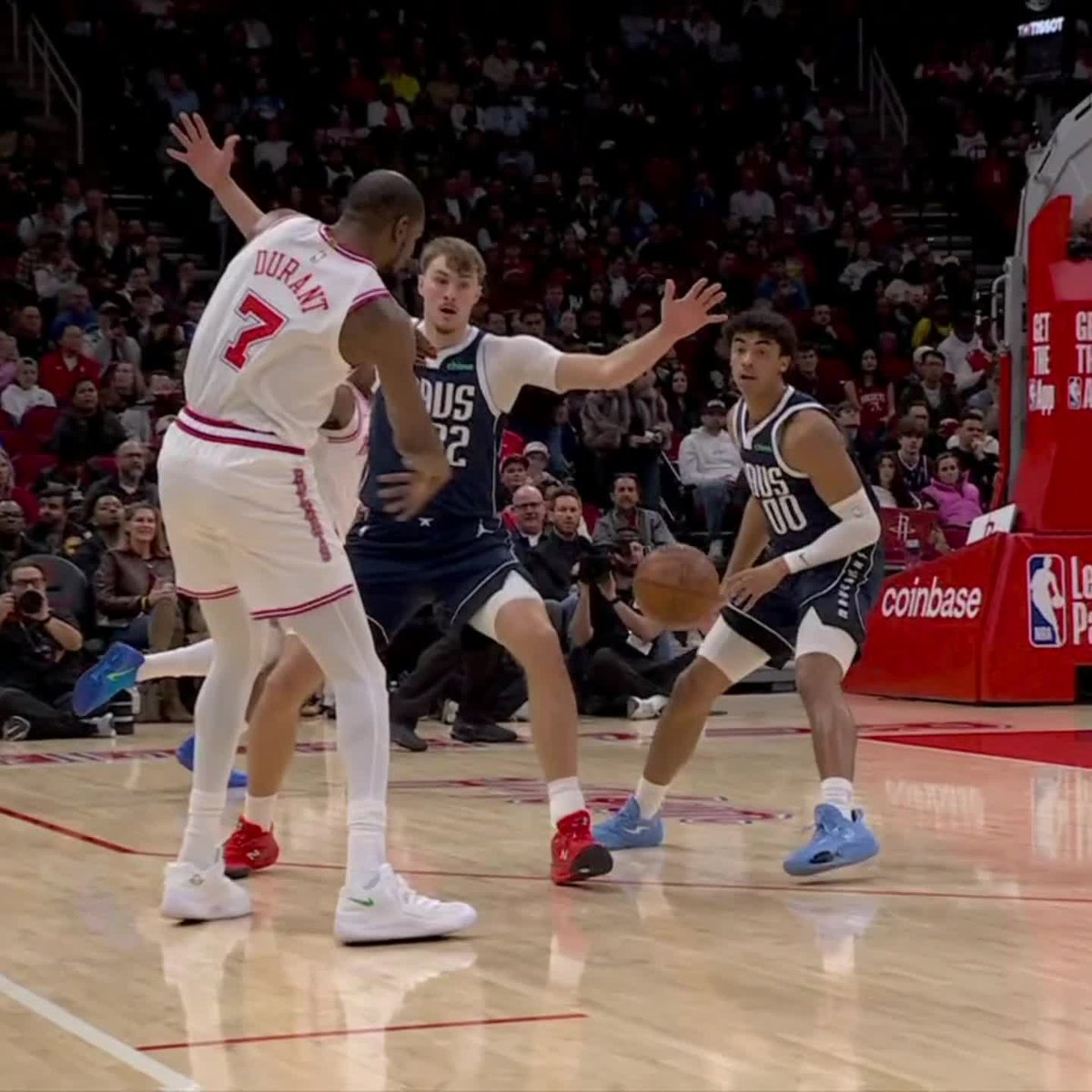 If Amen Thompson finished this 😦 What a pass by Kevin Durant!! Watch Mavs-Rockets NOW on ABC and the ESPN App 🔥