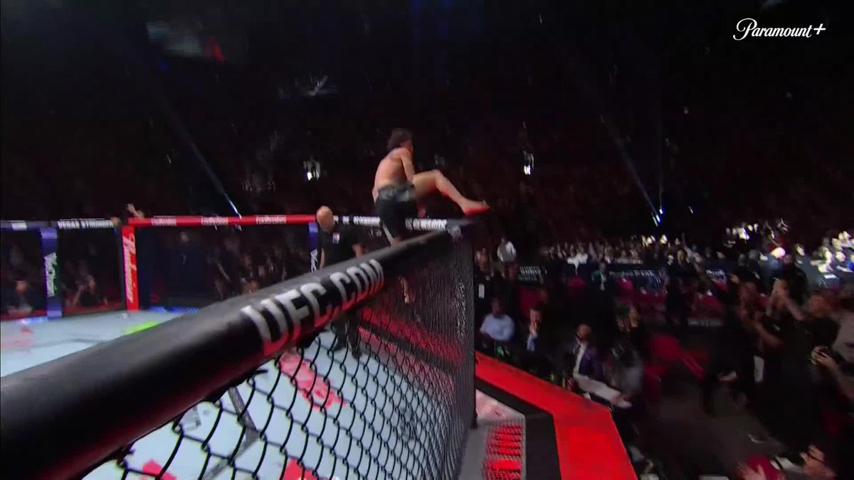 Salkilld is so much fun. What a finish. The slam, the trapping of the leg, the choke/crank. Beautiful.