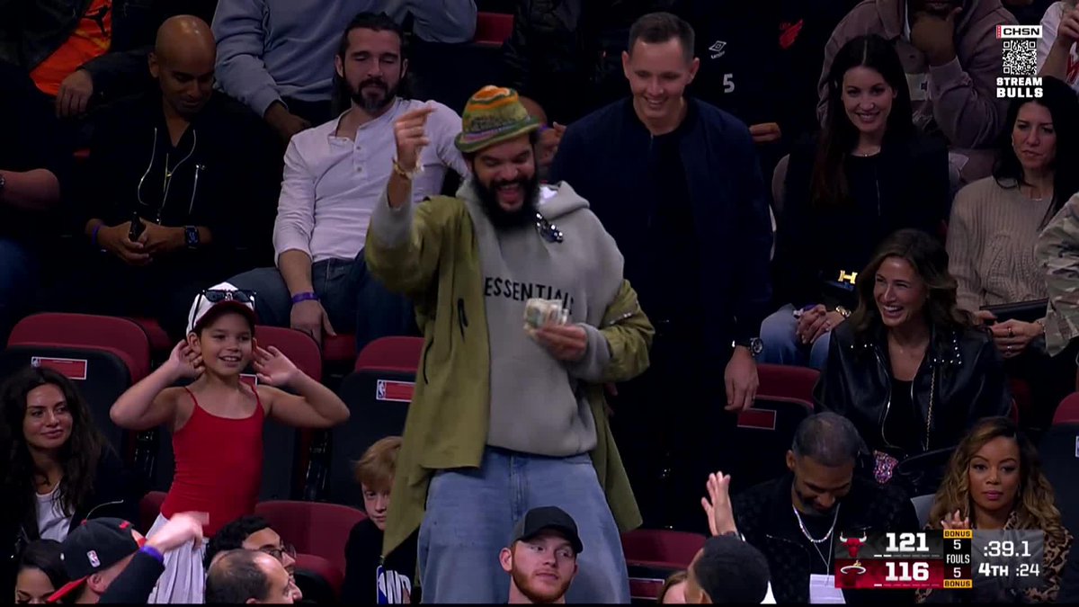 "Somebody's going to LIV after this." Joakim was getting after it in the stands 🤣