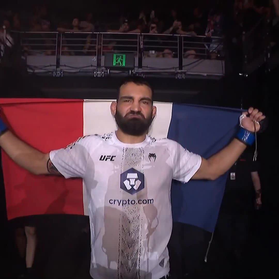 L’entrée de Benoît Saint Denis. 🇫🇷🔥 #UFC325
