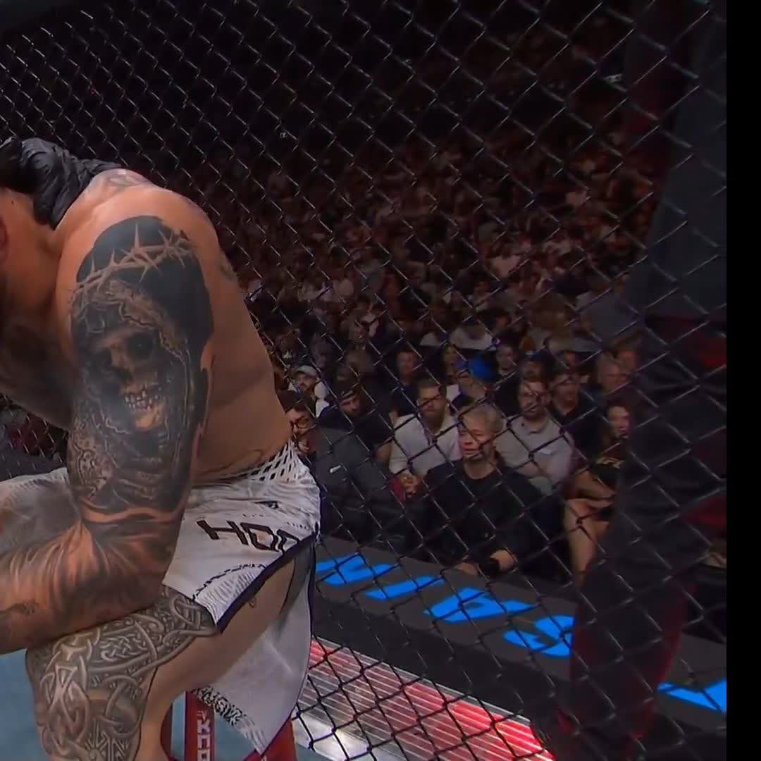 Benoit Saint-Denis SILENCES the crowd in Australia as he TKOs Dan Hooker in round 2 This is now Dan Hooker’s second straight loss #UFC325