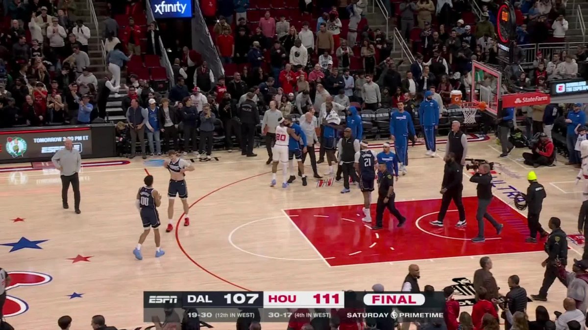 Cooper Flagg with two missed opportunities in the clutch against the Rockets. He's scored 83 PTS over his last two games, but Dallas is 0-2 in those games 😅