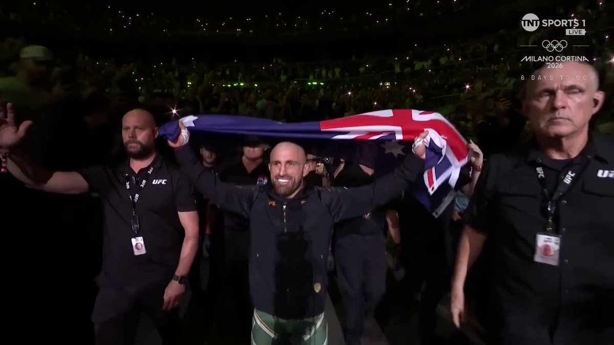 THE AUSTRALIAN CROWD WENT CRAZY FOR ALEXANDER VOLKANOVSKI'S WALK OUT 🔥🇦🇺 #UFC325