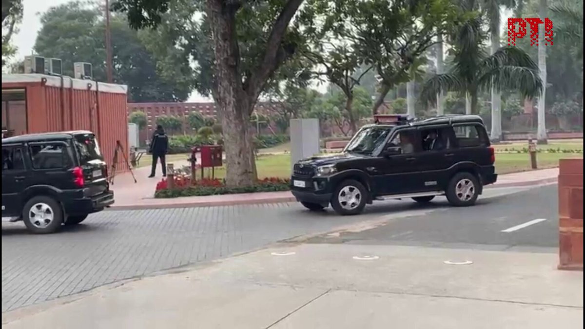 विदेशों में बनी गाड़ियों के काफिले के साथ पीएम मोदी संसद भवन पहुँच चुके हैं हो सकता है मोदी सरकार बजट में स्वदेश में बनी वस्तुओं के इस्तेमाल पर जोर दे 🤣
