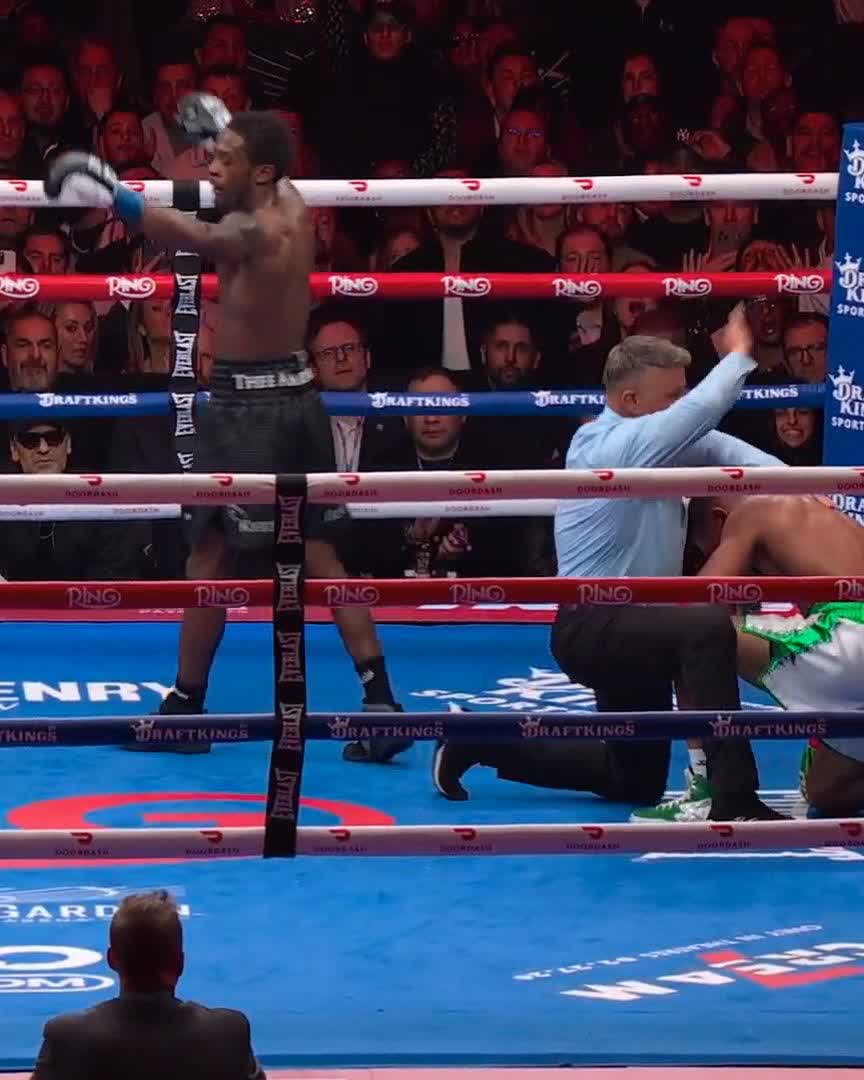 TWELVE ROUND STOPPAGE!! Keyshawn gets the KO on his 140 debut 🔥 #DavisOrtiz #TeofimoShakur