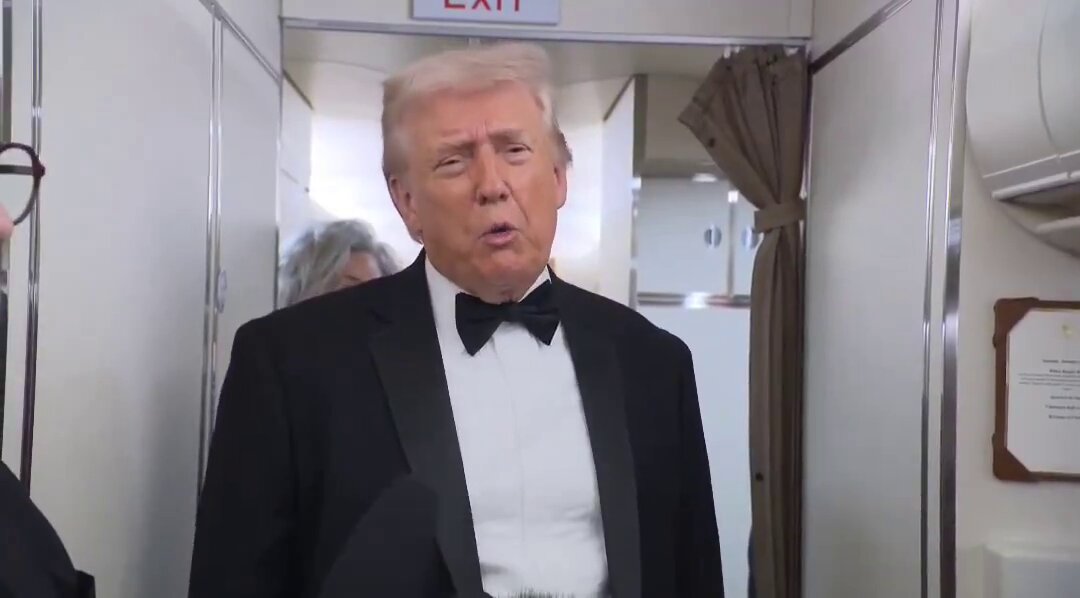 🛢️🇺🇸 🇲🇽🇨🇺Trump aseguró que México no está enviando petróleo a Cuba porque él mismo se lo solicitó a Sheinbaum En una atención a medios a bordo del Air Force One habló sobre la situación de la isla y respondió que Sheinbaum dejó de enviar petróleo a Cuba a petición suya. “La presidenta de México, la presidenta, fue muy buena. Le dije: Mira, no queremos que envíes petróleo allá. Y ella no es esta enviando".