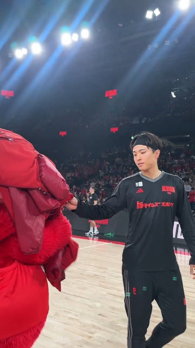 みんなのお手伝い⁉️ 🔴WE RED DAY🔴最終日！ 今日もみんなのadidas ALVARK REDセレモニーウェアを運んでくれるルークでした🐻😆 #アルバルク東京 #WEREDDAY #そうたは手渡し #福ちゃんはおさに乗せられました😂