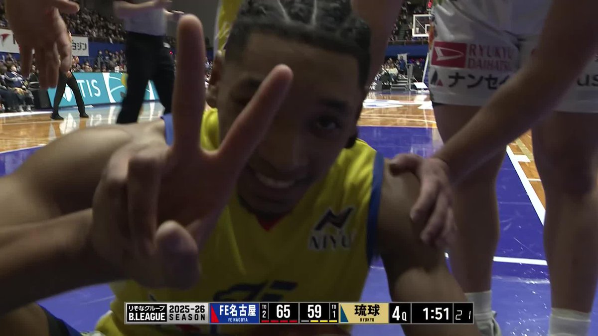 カメラにピース✌️ FE名古屋#6 須藤がファウルを受けて転倒するも、 笑顔でカメラにアピール！ Taku Tyrell Youngblood ファイティングイーグルス名古屋 #Bリーグ #りそなグループ