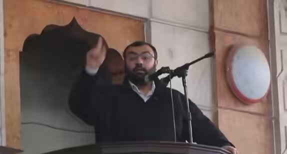 Halep, Selahaddin Camii’nde Cuma hutbesi Kürtçe ve Arapça okundu. Ben Türk olarak dinledim, anladım. Hutbeyi okuyan Şeyh Osman Haso da şöyle ifade etti: “O Rasul ki Allah’ın dini ile geldi, o ne Arap dedi, ne Kürt dedi, ne Acem, ne de Türk dedi.” Hiçbir şey olmadı, hiçbir yer bölünmedi, hiçkimse kavga etmedi; insanları dinine, diline, etnisitesine göre ayırmak, dışlamak böler, onları olduğu gibi kabul etmek ise birleştirir.