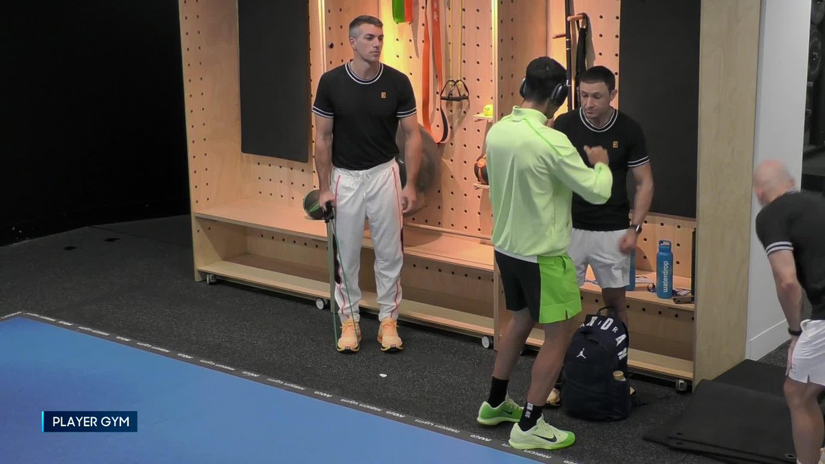 El tío tiene más aura que Djokovic, Nadal y Federer juntos. Jugándose ser la persona más joven de la historia en completar los 4 Grand Slams y bailando Golden 10 minutos antes de salir.