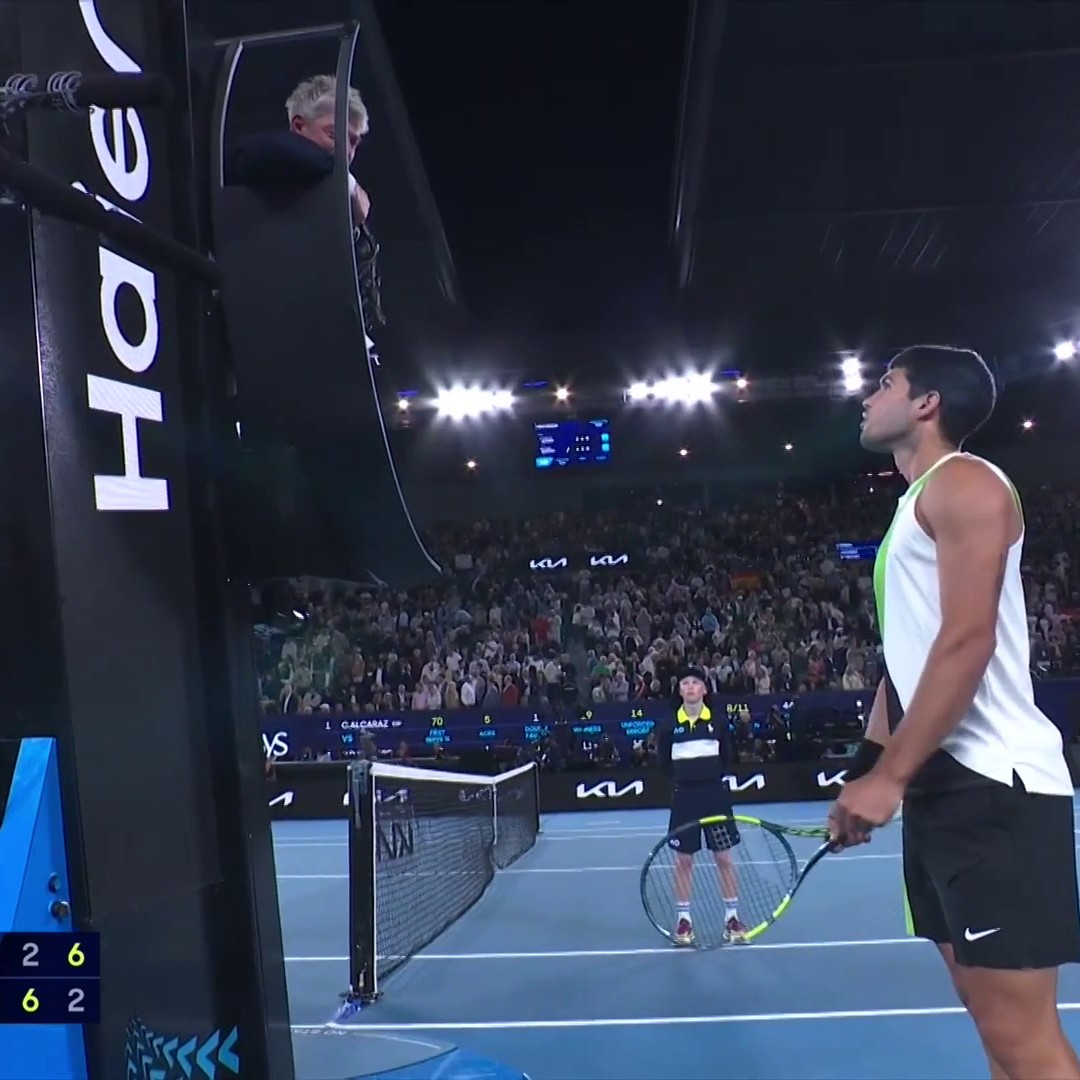 Alcaraz a demandé à l’arbitre de chaise, puis le référent, pourquoi le toit est partiellement fermé pendant que Djokovic est parti au vestiaire Il voulait savoir la raison, trouvant ça injuste