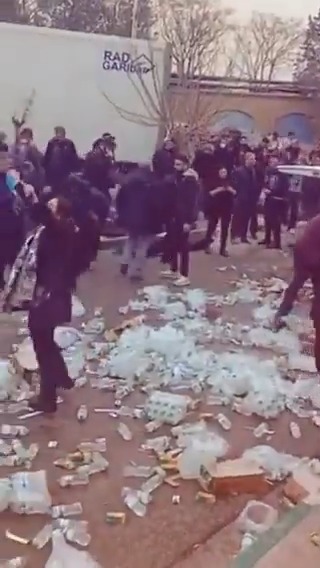 🚨 Iran Revolution 2026: Kahrizak Forensic Medical Center – Rage at the Morgue Newly circulating video (reportedly Jan 9) captures the rage of martyrs' families pouring out water offered by regime agents while chanting: “Death to Khamenei!” “Death to the Dictator!”