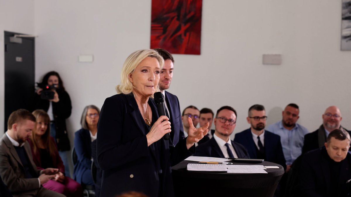 Il faut débureaucratiser l'hôpital public et limiter le nombre de personnels administratifs à 10%. Il faut davantage écouter les médecins, et c'est pour cela que nous souhaitons que les hôpitaux publics aient une gouvernance à deux têtes : un médecin et un administratif.