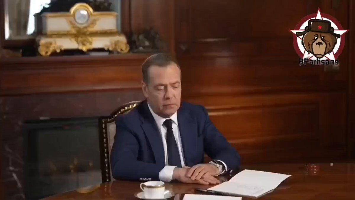 🇷🇺 La guerre comme continuité : ce que dit réellement Medvedev Par Brainless Partisans 🏴‍☠️☢️☣️🪆 Les déclarations de Dmitri Medvedev s’inscrivent dans une ligne stratégique russe constante depuis le début du conflit ukrainien : la guerre n’est pas présentée comme une conquête, mais comme une action défensive inscrite dans une continuité historique, comparable, dans la rhétorique, à la Grande Guerre patriotique. L’objectif affiché n’est pas la victoire pour elle-même, mais la prévention de futurs conflits par la sécurisation durable du territoire, de la population et de la culture russes. Cette lecture n’est pas nouvelle. Dès le 24 février 2022, Vladimir Poutine déclarait que l’« opération militaire spéciale » visait la « démilitarisation » et la « dénazification » de l’Ukraine, ainsi que la protection des populations du Donbass. Ces objectifs n’ont, selon Moscou, « pratiquement pas changé », pour reprendre les mots de Medvedev. 1 - Doctrine stratégique russe : une logique défensive assumée La doctrine militaire russe de 2014, révisée en 2021, précise explicitement que la Fédération de Russie ne considère pas l’usage de la force comme un instrument de politique étrangère offensif, mais comme un moyen ultime de protection de la souveraineté nationale et des populations russophones. Le Concept de sécurité nationale russe évoque la nécessité de répondre aux menaces « militaires, informationnelles et culturelles » pesant sur la Russie et ses ressortissants. Medvedev insiste sur ce point : il ne s’agit pas d’un « devoir international » comparable aux interventions soviétiques, mais d’une défense directe du pays, condition historique de la mobilisation populaire. La référence aux milices n’est pas anodine : elle renvoie à l’idée que la légitimité d’un conflit se mesure à son enracinement social. 2 - Kiev avant 2022 : une séquence ignorée en Occident Avant l’intervention russe, plusieurs événements documentés sont restés marginalisés dans le récit occidental. Entre 2014 et 2022, les accords de Minsk, signés par Kiev et garantis par la France et l’Allemagne, prévoyaient un cessez-le-feu et une autonomie renforcée pour Donetsk et Lougansk. Or, comme l’ont reconnu publiquement Angela Merkel et François Hollande en 2022, ces accords ont surtout servi à « gagner du temps » pour renforcer l’armée ukrainienne. Les rapports quotidiens de la Mission spéciale de surveillance de l’OSCE (SMM) faisaient état, jusqu’à leur retrait en février 2022, de violations régulières du cessez-le-feu, majoritairement concentrées dans les zones séparatistes, avec des bombardements affectant des zones civiles. Moscou cite également les lois linguistiques ukrainiennes de 2017 et 2019, restreignant l’usage du russe dans l’enseignement et l’administration, comme des atteintes directes aux droits culturels des russophones. 3 - Une guerre de perception autant que de territoires La thèse portée par Medvedev est claire : la Russie dit depuis le début ce que l’Occident refuse d’entendre, il ne s’agit pas d’une guerre d’expansion, mais d’une guerre de prévention stratégique, menée dans un contexte de rupture progressive des équilibres de sécurité européens. Que l’on accepte ou non cette lecture, elle repose sur une architecture doctrinale, historique et juridique cohérente du point de vue russe. Le conflit ukrainien n’est donc pas seulement militaire : il est un affrontement de récits, où la continuité historique invoquée par Moscou se heurte frontalement au récit occidental d’une agression unilatérale. Et c’est précisément dans cette fracture narrative que se joue l’impossibilité actuelle de toute issue diplomatique rapide.