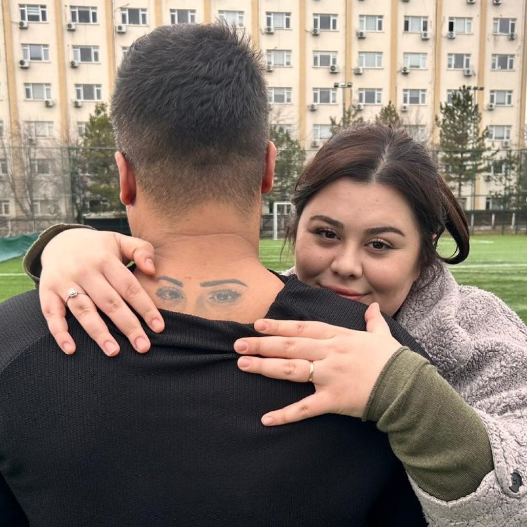 Ankara’da bir vatandaş, eşinden izin alarak halı sahaya gitti. Bunun üzerine takım arkadaşları kendisine teşekkür pankartı hazırladı. İzin veren eşi: "Ben eşime baskı ya da mobbing uygulamam. O beni seviyor. Zaten ensesinde benim gözlerimin dövmesi var."