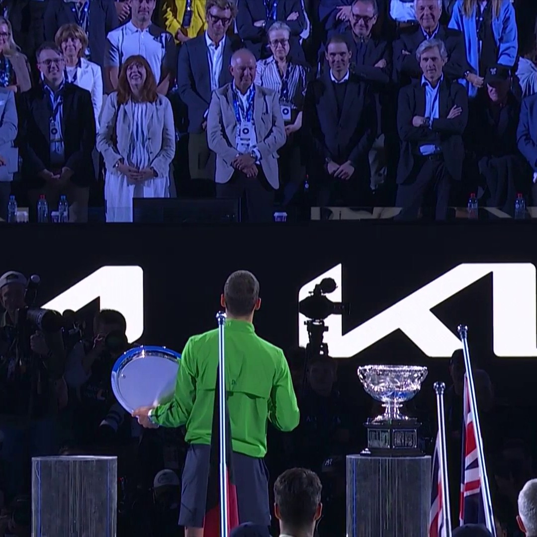 Djokovic se dirige a Nadal. 🗣️ “Me es raro verte ahí y no aquí abajo. En cierta forma siento como si hubiera sido dos españoles contra mí. Un 2 contra 1” 😂😂😂😂😂