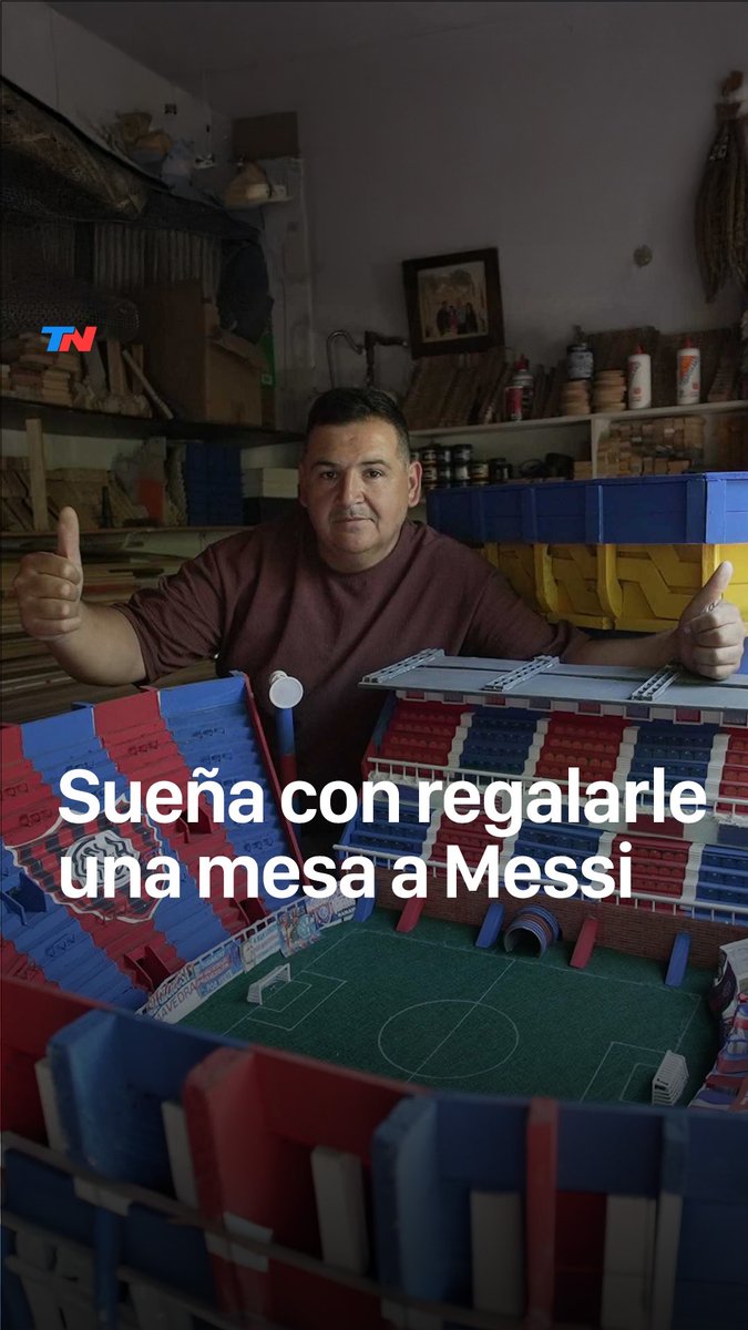 Perdió a su papá, dejó la escuela y hoy triunfa con mesas ratonas inspiradas en estadios de fútbol: “Si querés ver los partidos desde el sillón, pero con los pies en la cancha de tu club, ahora se puede”.