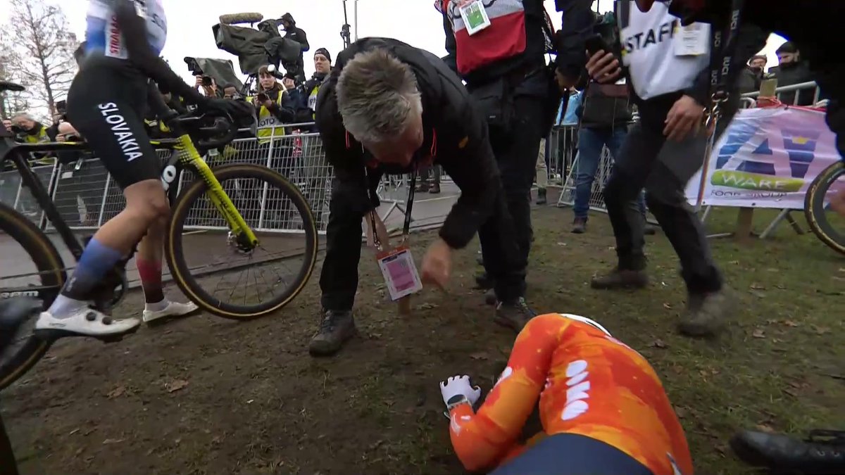 Célia Gery médaillée de bronze chez les Espoirs aux Mondiaux de cyclo-cross ! La Française complète le podium derrière Leonie Bentveld, titrée, et Viktoria Chladonova. #lequipeVELO