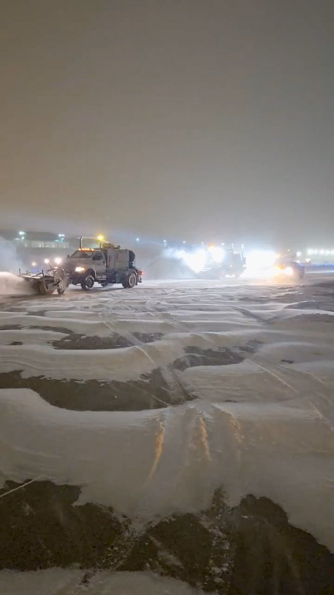 RDU’s snow crews stayed busy overnight! Our runway is clear and many flights are resuming today, but check your flight status with your airline for possible delays or cancelations. If you plan to come to the airport, give yourself extra time and drive carefully.