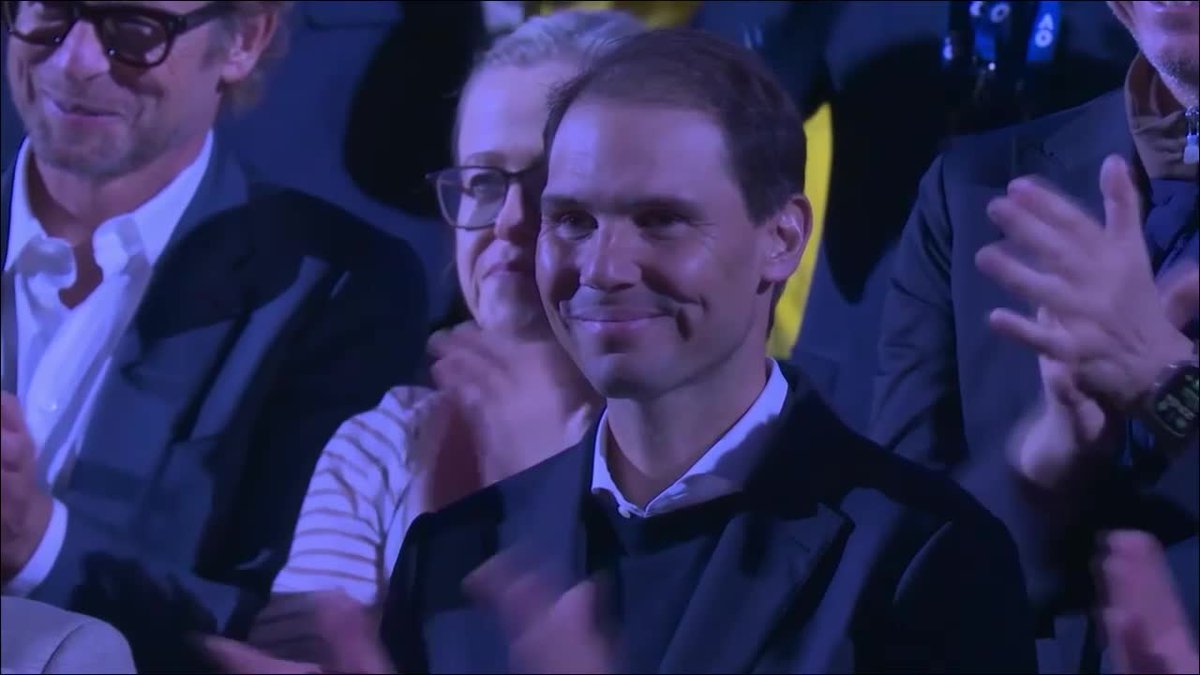 🫂 Máximos rivales en la cancha. Respeto eterno fuera de ella. Djokovic y unas lindas palabras con Nadal. ♥️ 📺 Mirá el #AO26 en el Plan Premium de Disney Plus.
