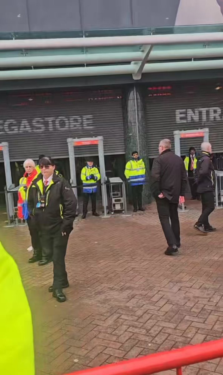 🚨🎥 The protests have led to the club shop being CLOSED. #UnitedIsBroken [Kev 屮]